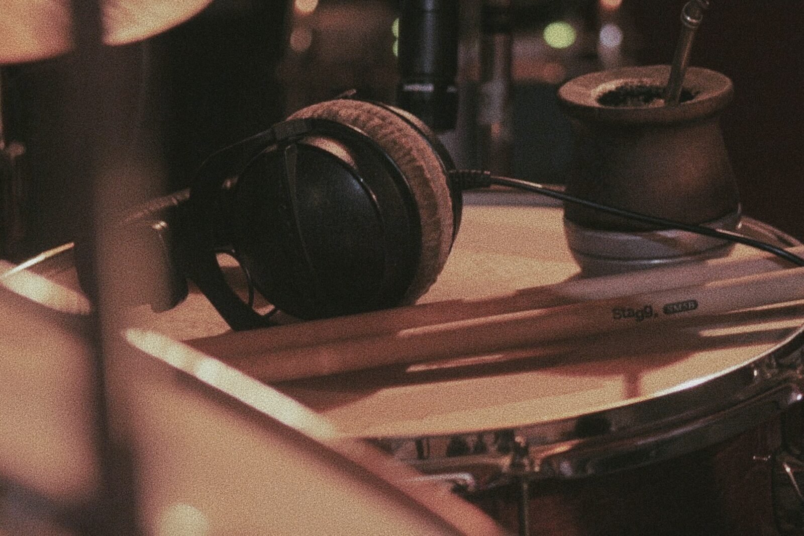Mate y auriculares durante grabación de batería